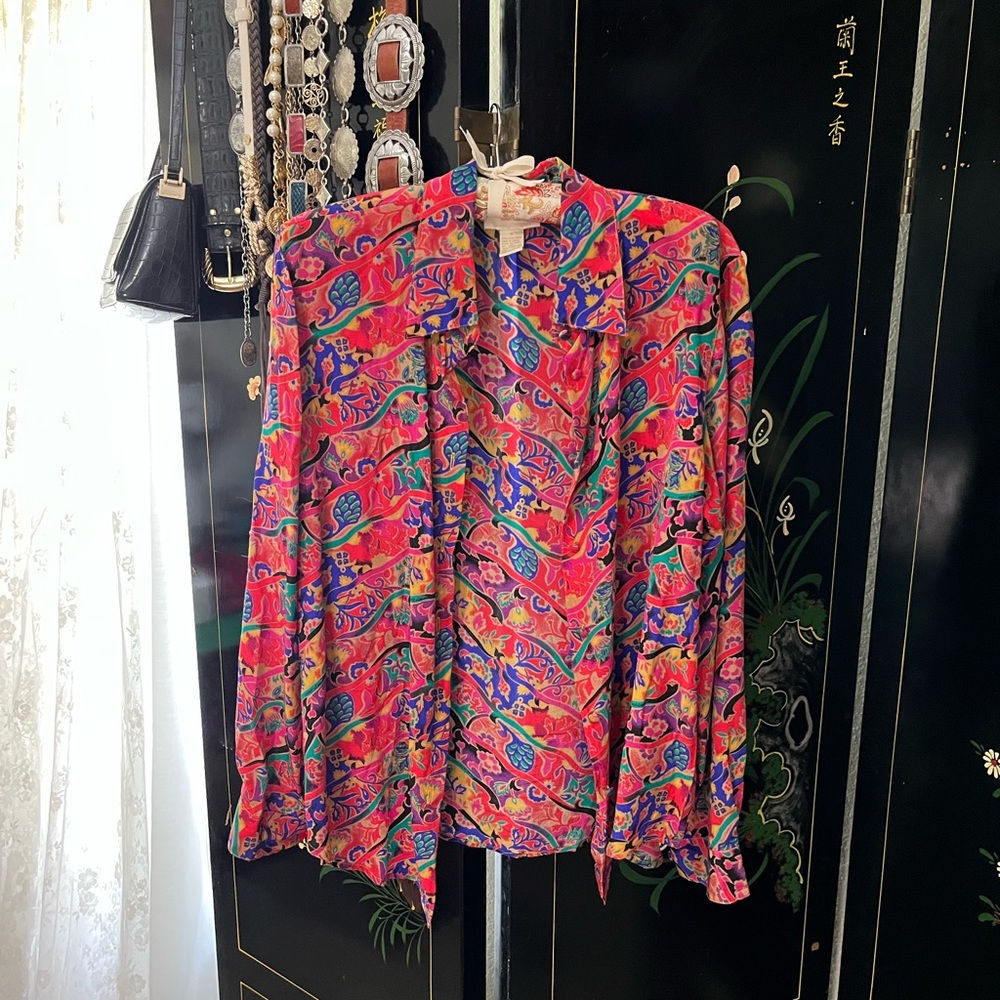 100% Silk vintage button down - Picture 2 of 3